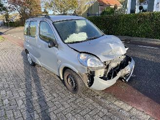 damaged scooters Toyota Yaris-verso 1.3-16V 2003/9