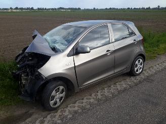 damaged passenger cars Kia Picanto 1.2 16v 2015/4