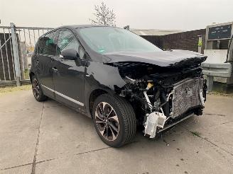 damaged passenger cars Renault Scenic  2016/6