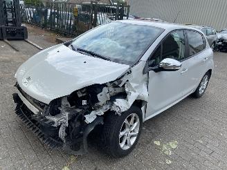 uszkodzony samochody osobowe Peugeot 208 1.2 Pure Tech Style  5 drs 2015/4