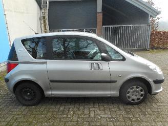 Peugeot 1007 1007 (KM) Hatchback 3-drs 1.4 (TU3JP(KFV)) [54kW]  (04-2005/02-2011) picture 3