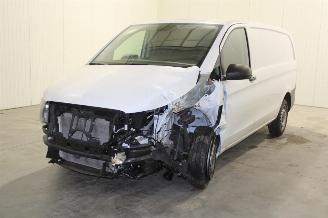 uszkodzony samochody osobowe Mercedes Vito  2021/2