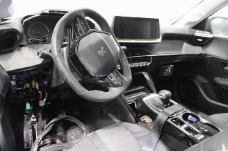 Peugeot 208  picture 6