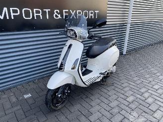 damaged scooters Vespa  SPRINT - PAINTDAMAGE SPUITSCHADE 2020/1