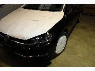 uszkodzony samochody osobowe Volkswagen Golf  2019/2