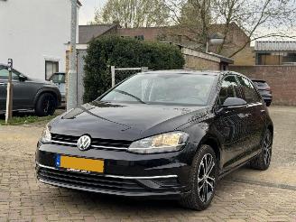 uszkodzony samochody osobowe Volkswagen Golf Volkswagen golf 1.0 TSI HIGHLINE 2018/1